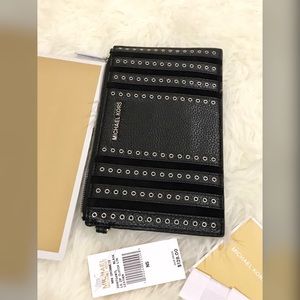 Michael Kors Mini Grommets Lg Zip Clutch Black